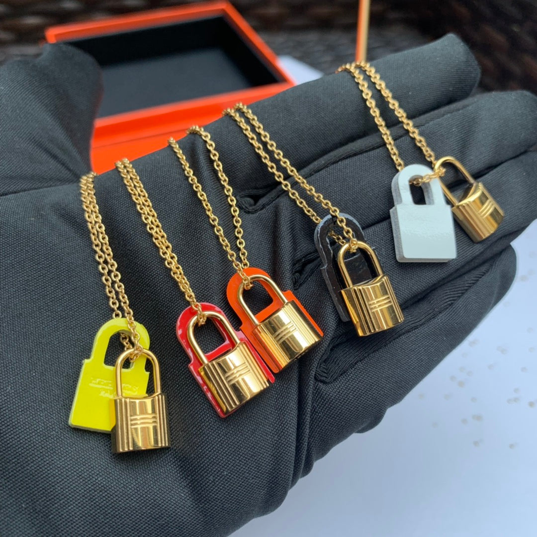 18K O'Kelly Pendant Hermes Necklace